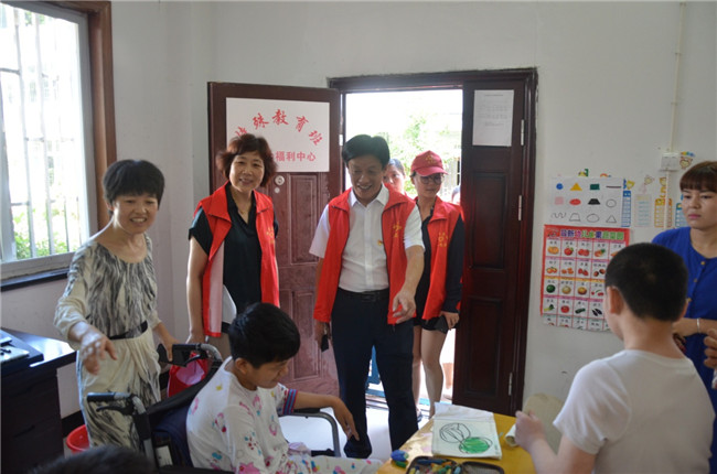 城投集團(tuán)開(kāi)展“傳承紅色基因，敬老愛(ài)幼先行” 現(xiàn)場(chǎng)獻(xiàn)愛(ài)心活動(dòng)
