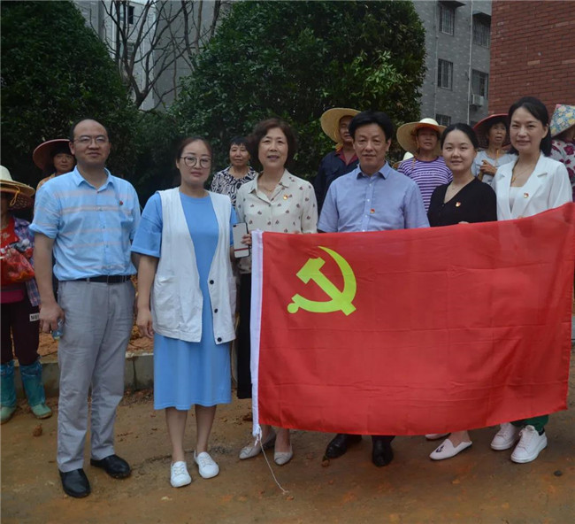 炎炎夏日送清涼，點(diǎn)滴關(guān)懷暖人心——城投集團(tuán)各黨支部開展“送清涼”慰問一線員工活動(dòng)