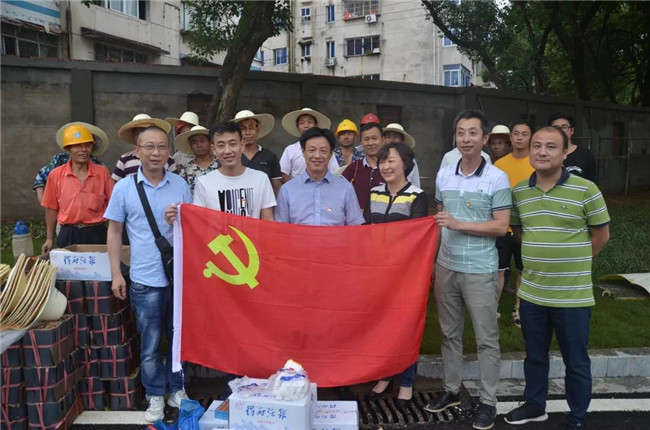 炎炎夏日送清涼，點(diǎn)滴關(guān)懷暖人心——城投集團(tuán)各黨支部開展“送清涼”慰問一線員工活動(dòng)