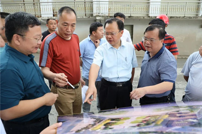 黃金龍現(xiàn)場調度中渡口碼頭建設情況