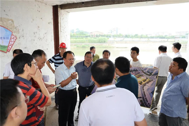 黃金龍現(xiàn)場調度中渡口碼頭建設情況