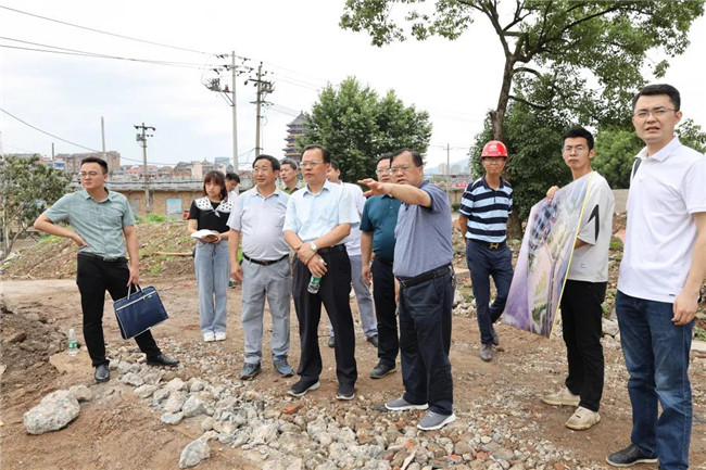 黃金龍現(xiàn)場調度中渡口碼頭建設情況