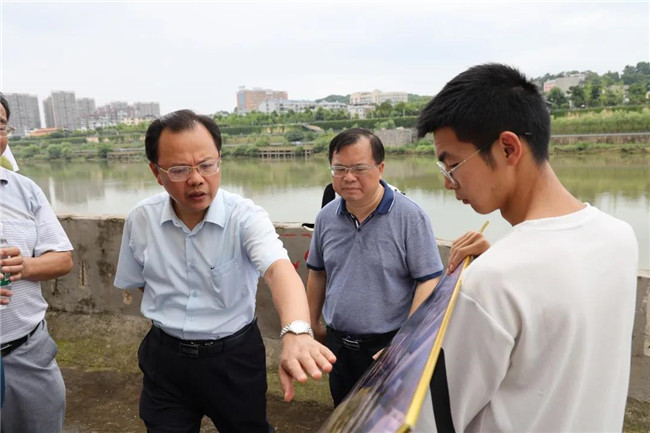 黃金龍現(xiàn)場調度中渡口碼頭建設情況