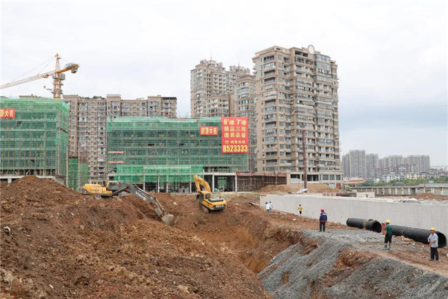 黃金龍現(xiàn)場調度中渡口碼頭建設情況