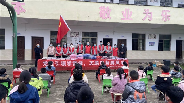市城投集團(tuán)開(kāi)展“黨建引領(lǐng)學(xué)雷鋒，志愿服務(wù)展風(fēng)采”送溫暖活動(dòng)